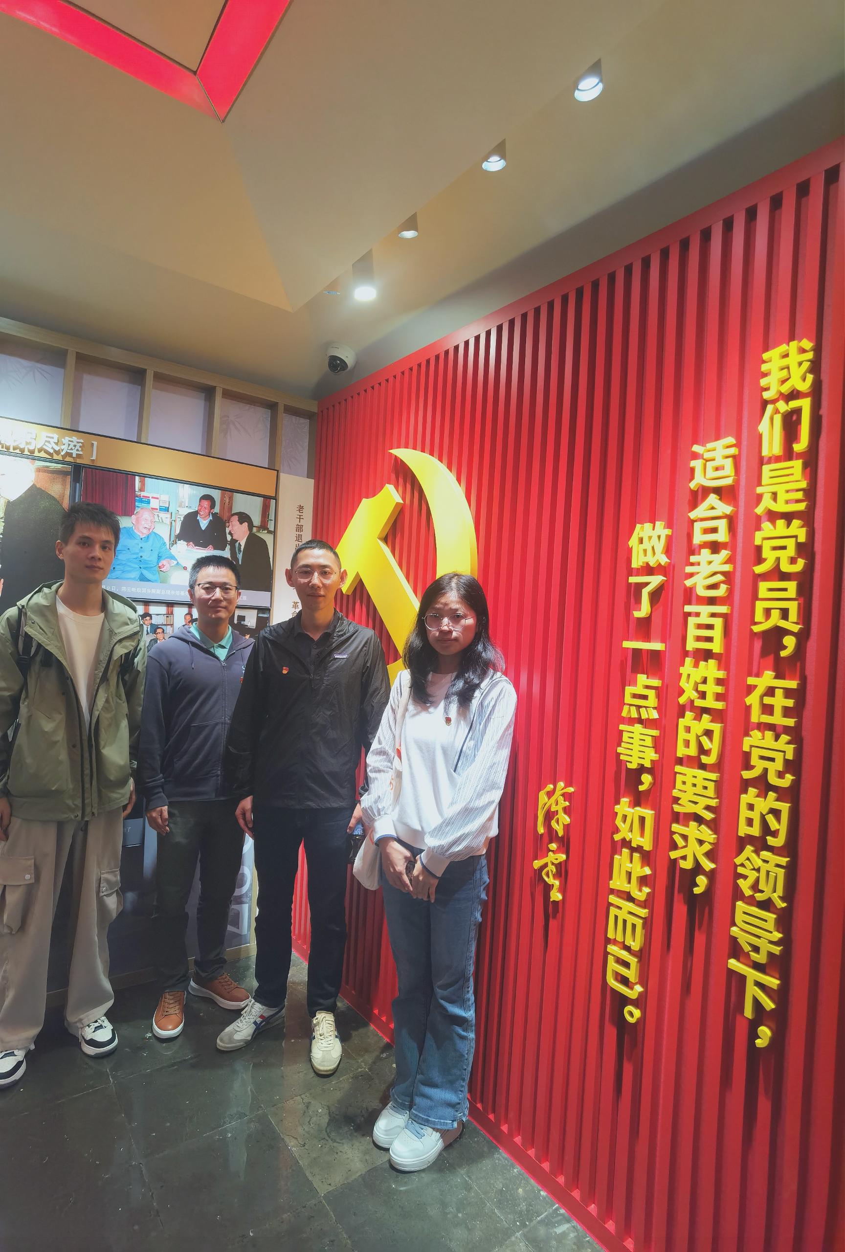 党旗前4人(1).jpg