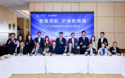 这场见面会上，仟寻创始人及 CEO 向香港特首汇报情况！